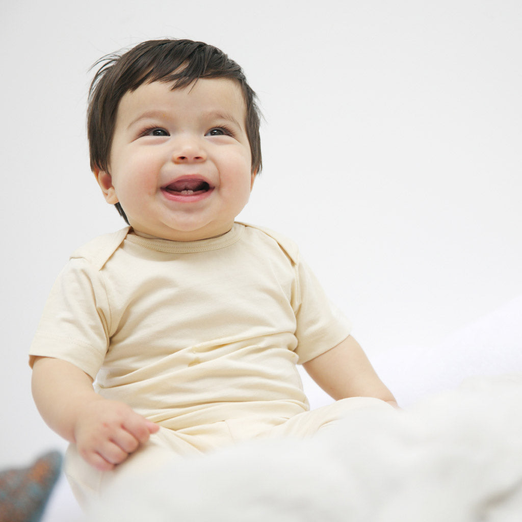 Happy baby in Organic Top Basic - Natural Short Sleeve